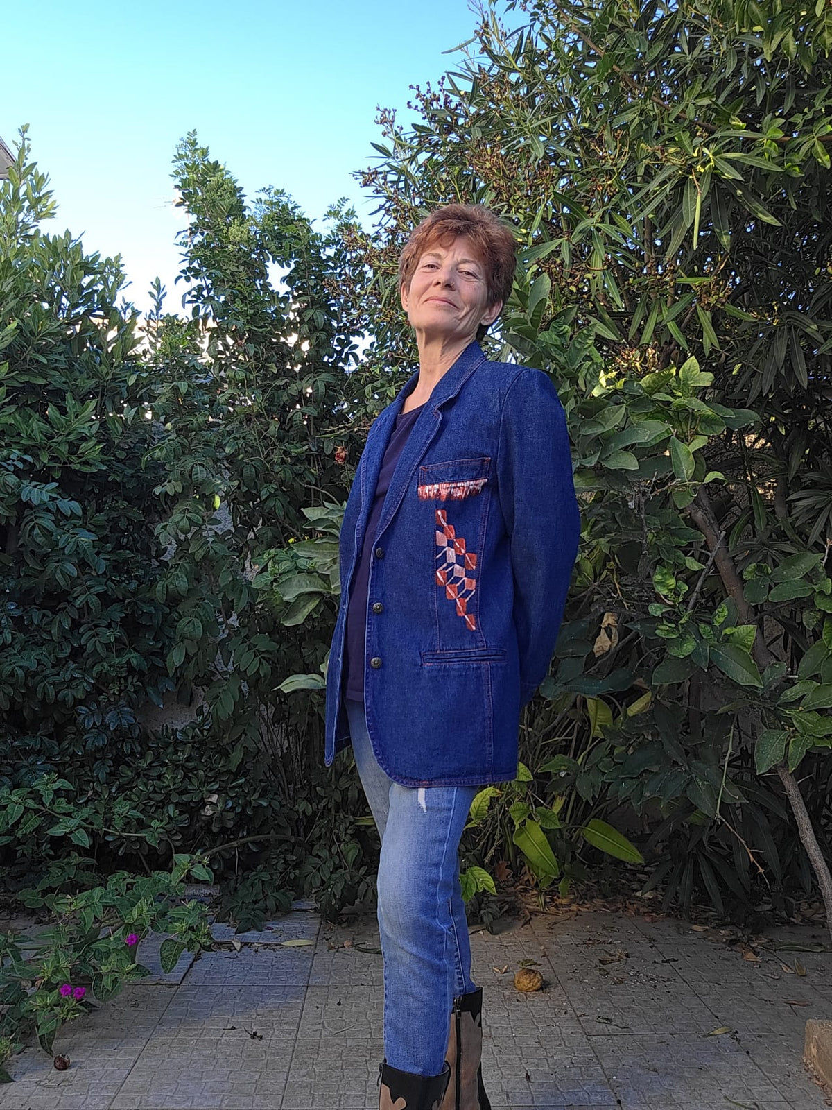 Eva con Blazer vaquero pintado a mano de Geometría Viva en Alicante
