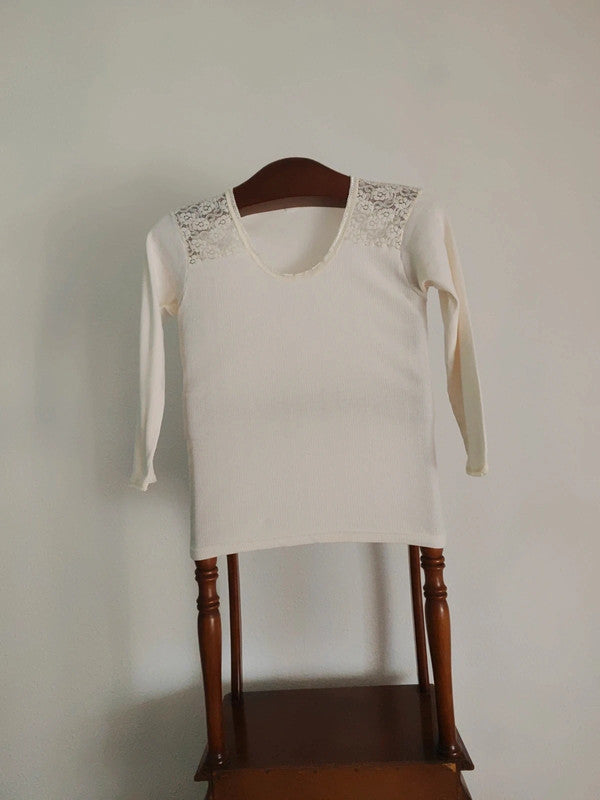 T-shirt vintage crème avec dentelle peinte à la main