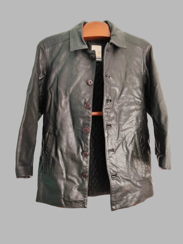 Lederjacke in Steinfarbe. Jeans.