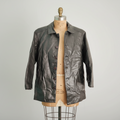 Lederjacke in Steinfarbe. Jeans.