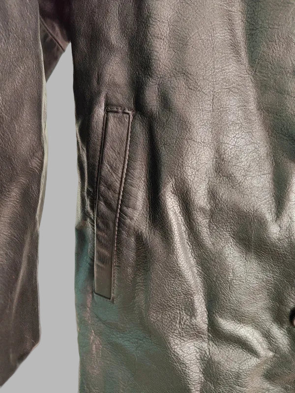 Lederjacke in Steinfarbe. Jeans.