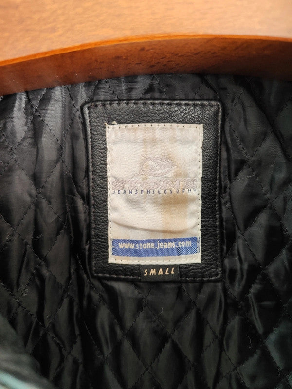 Lederjacke in Steinfarbe. Jeans.