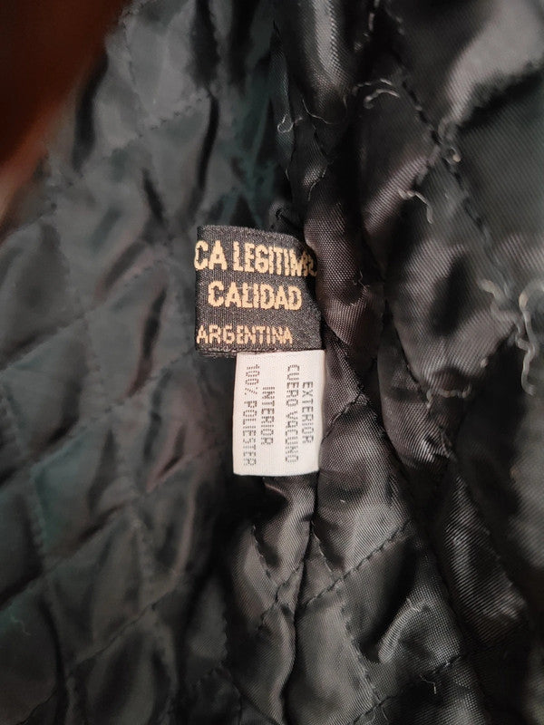 Lederjacke in Steinfarbe. Jeans.