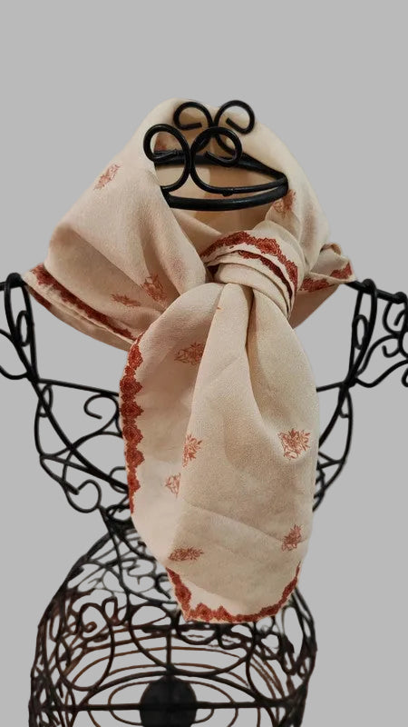 Beigefarbener Halsschal