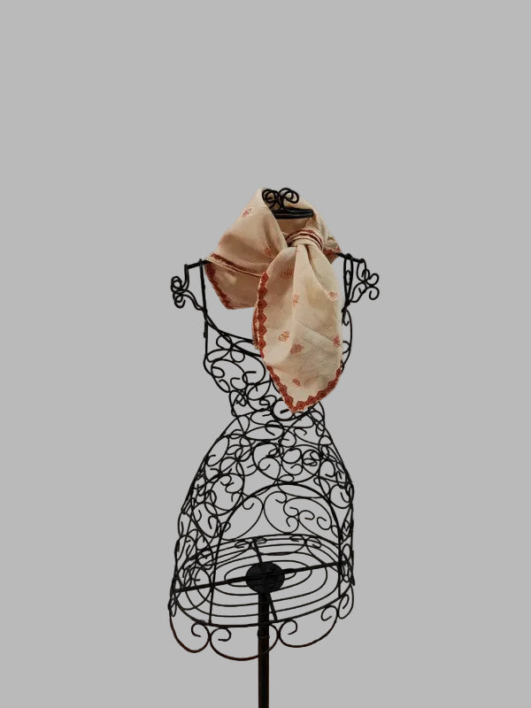 Beigefarbener Halsschal