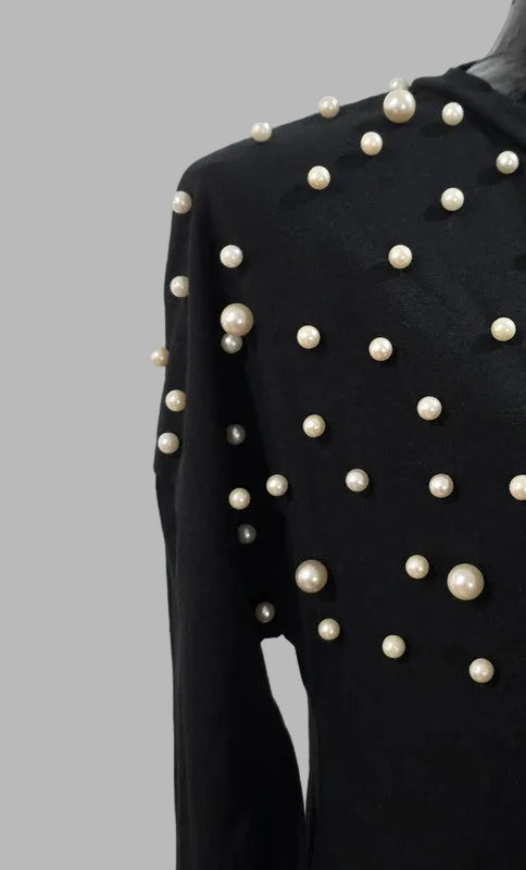 Robe noire avec des perles