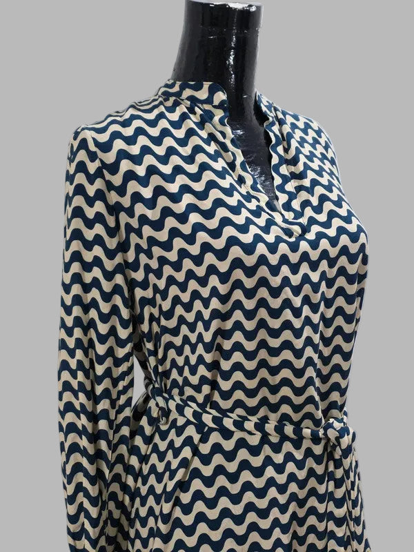 Robe bleue et crème de Maddelton