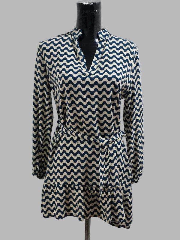 Robe bleue et crème de Maddelton