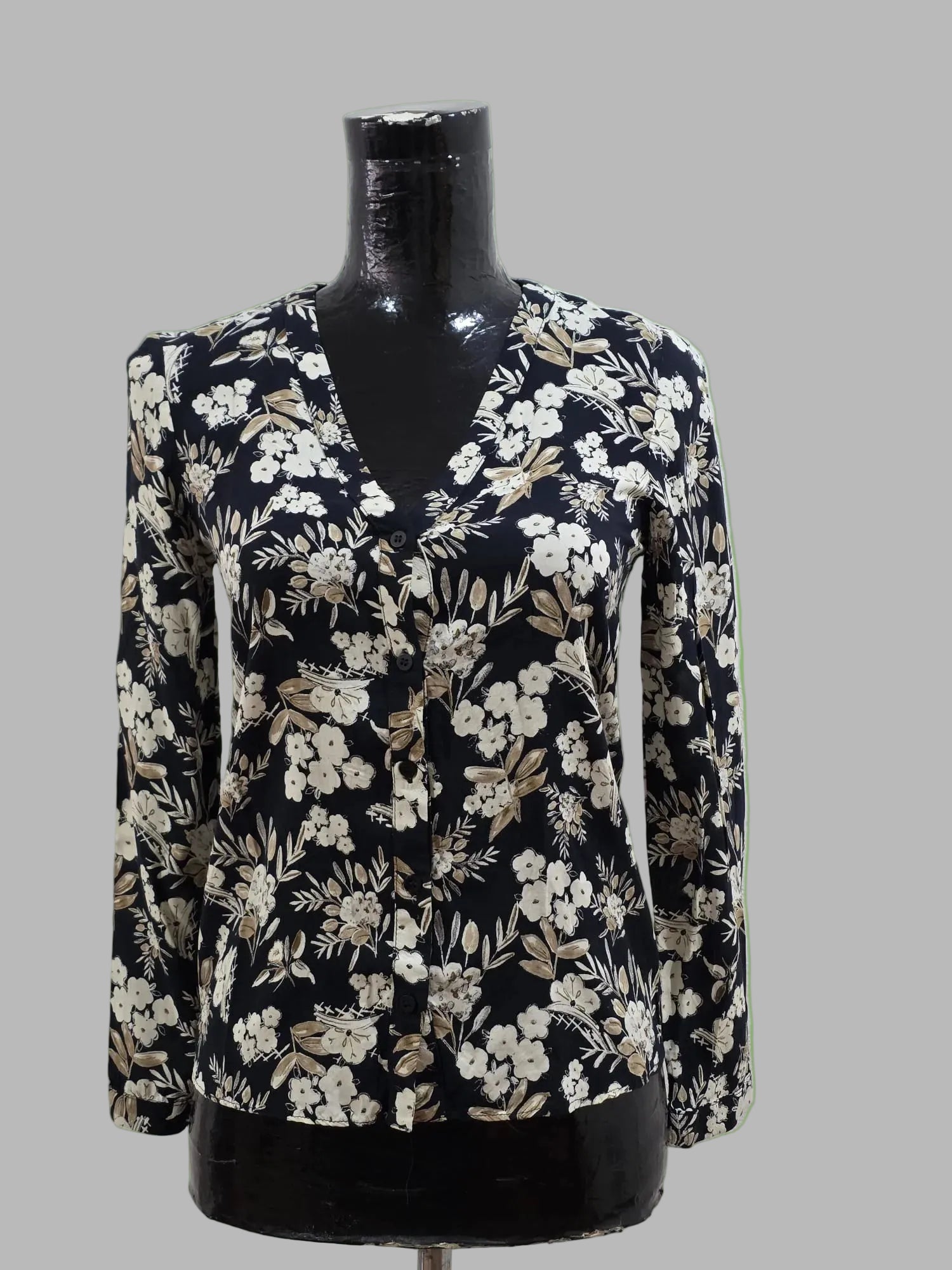 Blusa con cuello en V negra, Talla XS