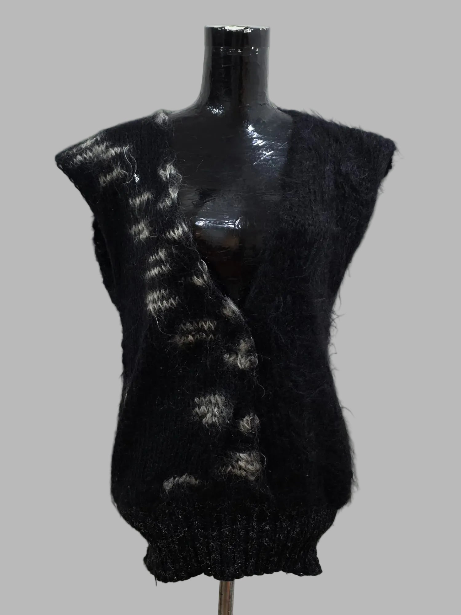 Gilet noir en maille, tailles L à XXL.