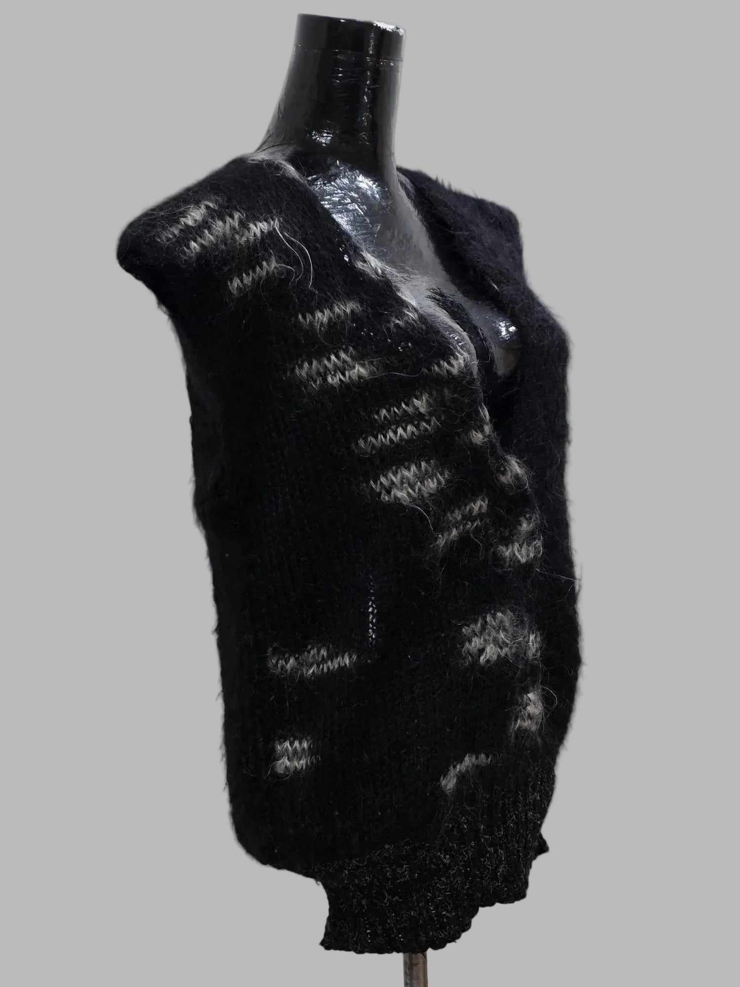 Gilet noir en maille, tailles L à XXL.