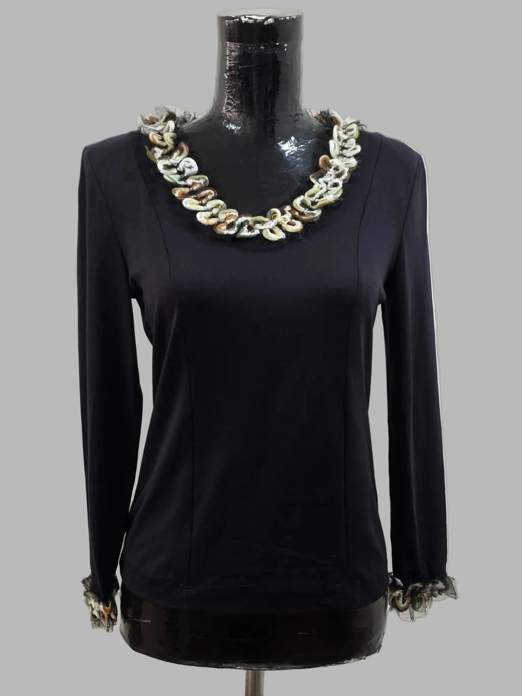 Camiseta negra con el detalle en el cuello, Talla S