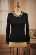 Camiseta negra con el detalle en el cuello, Talla S