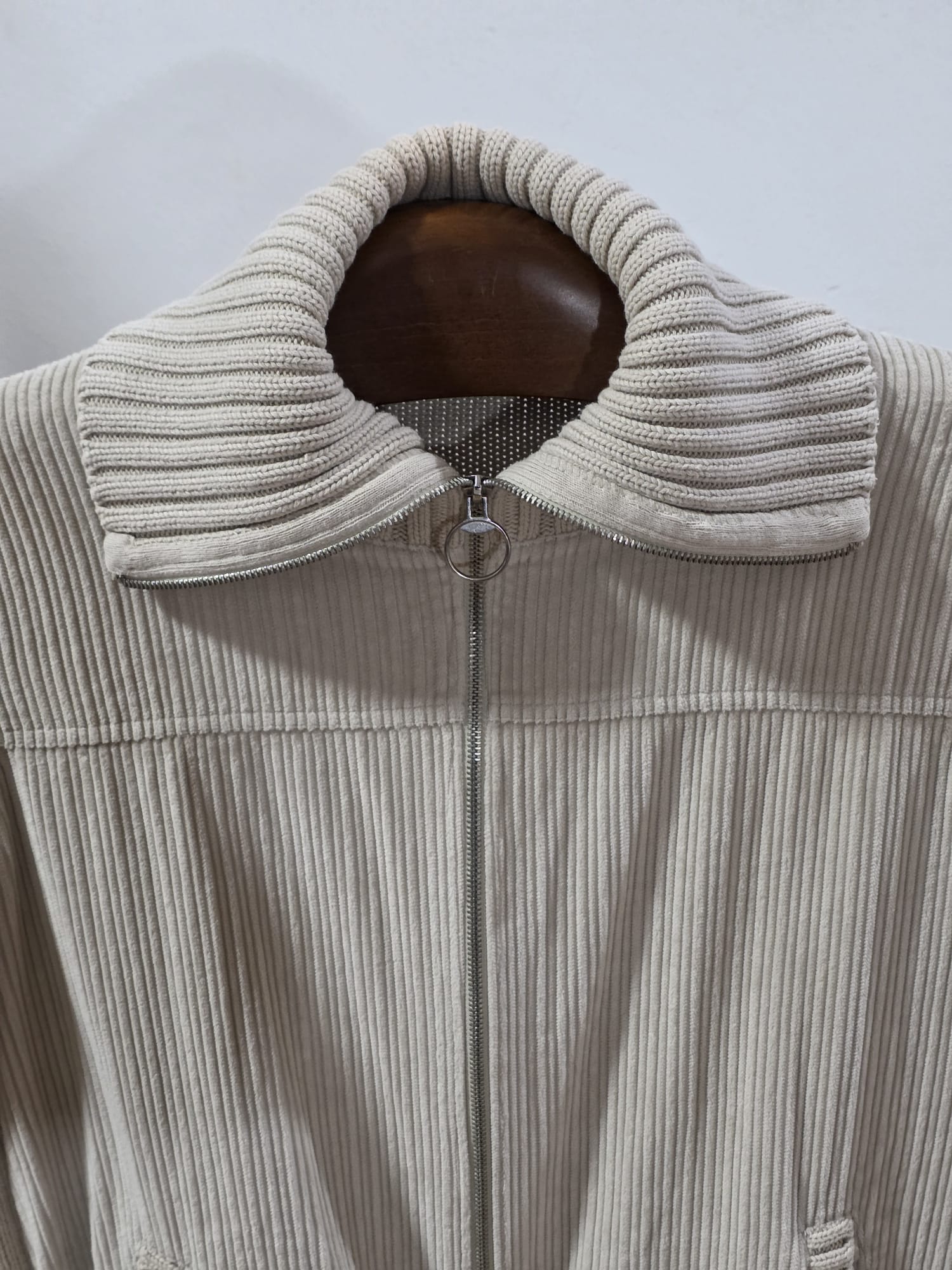 Beigefarbene Strickjacke mit Cordfront, Größe L