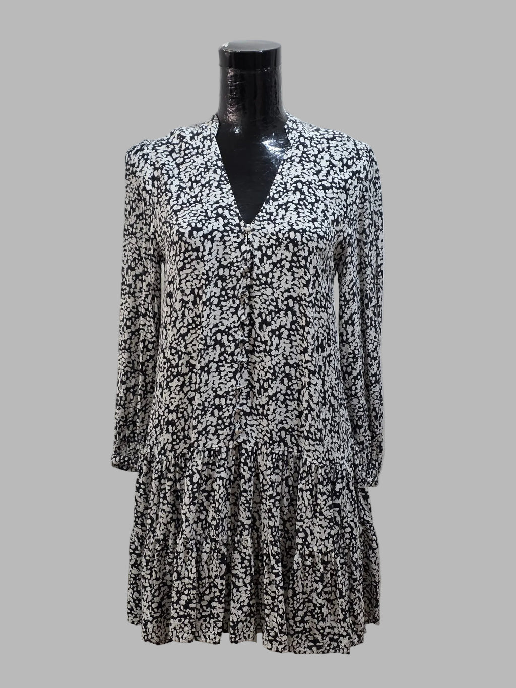 Schwarzes und sehr hellgraues Kleid von Zara