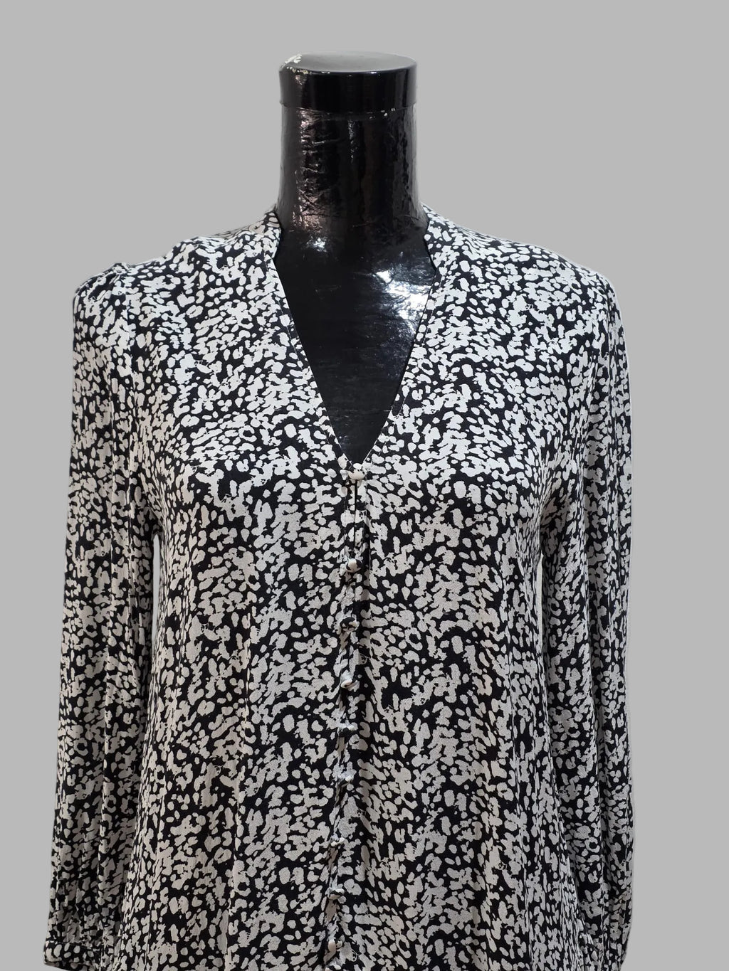 Schwarzes und sehr hellgraues Kleid von Zara
