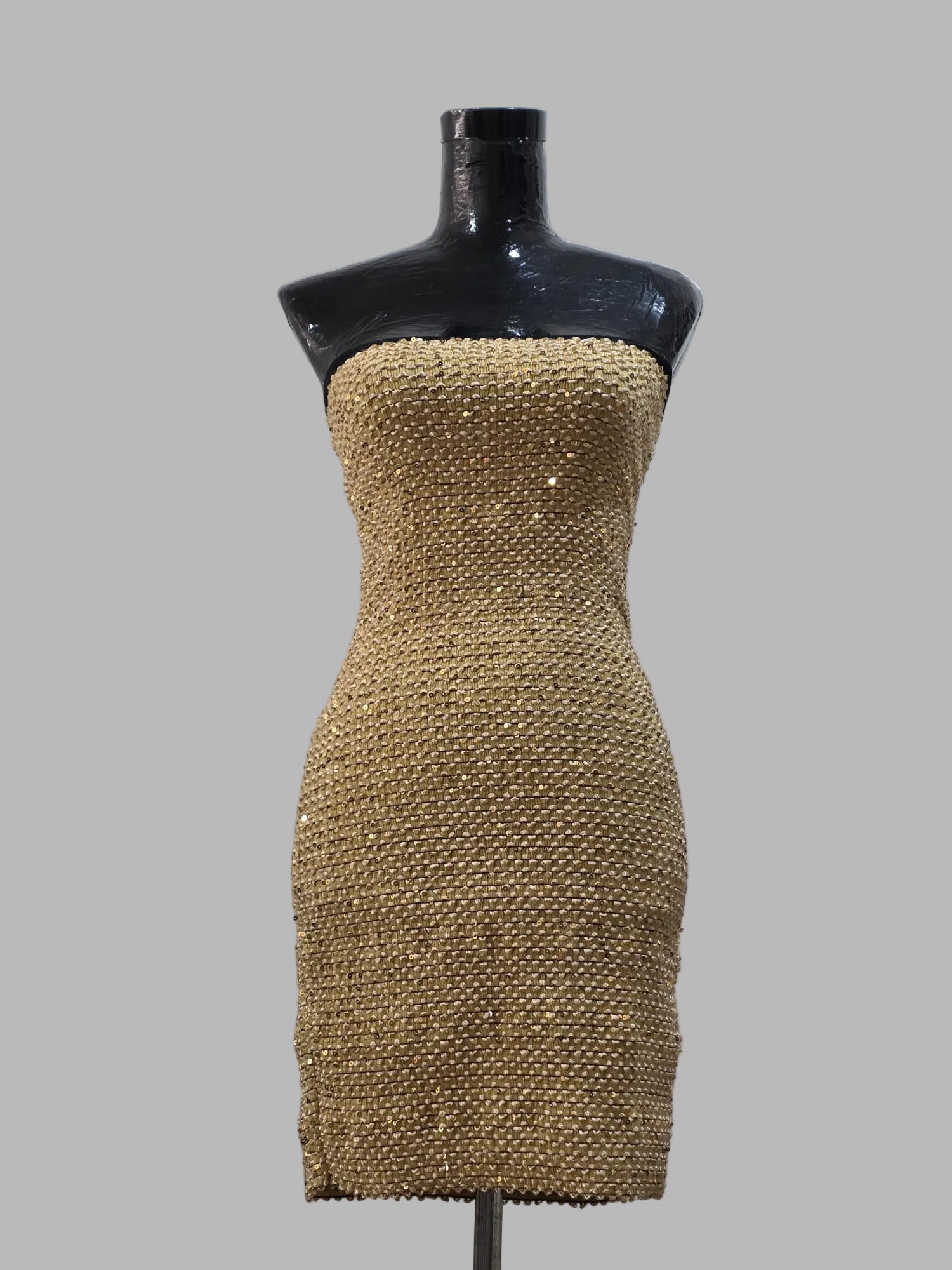 Robe à paillettes dorées