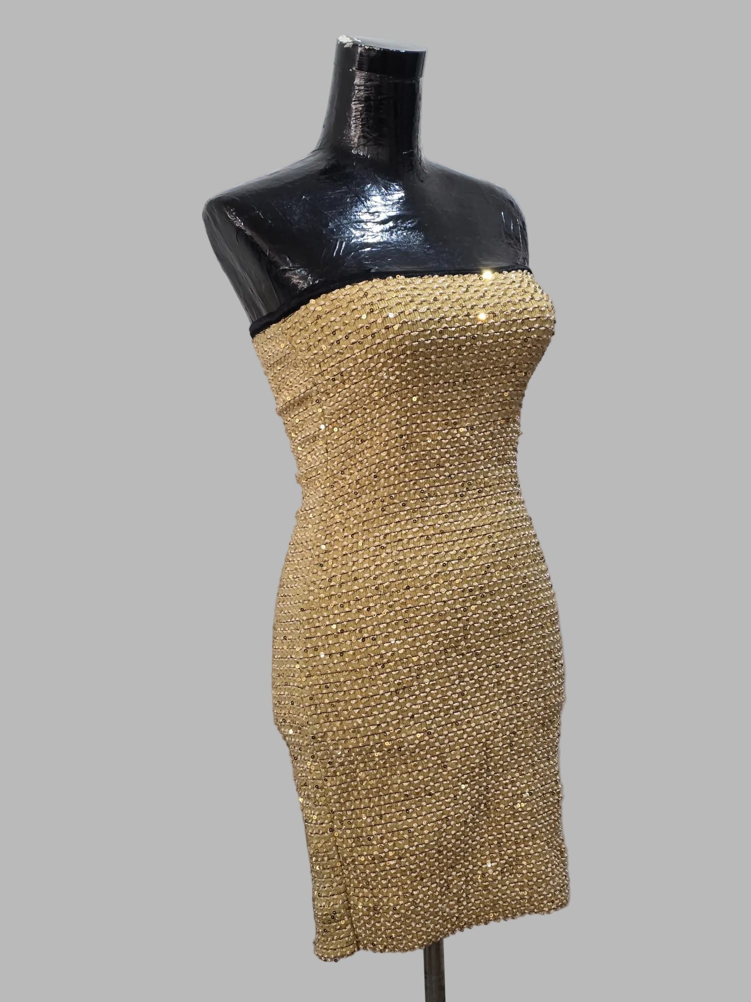 Robe à paillettes dorées