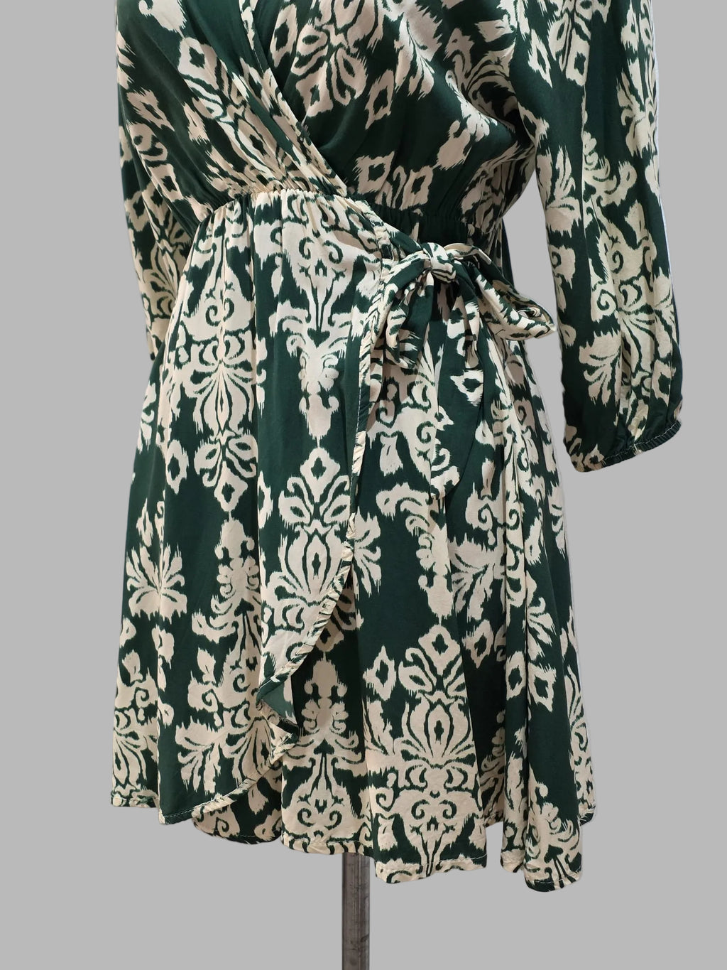 Grünes und cremefarbenes Kleid von Maddelton