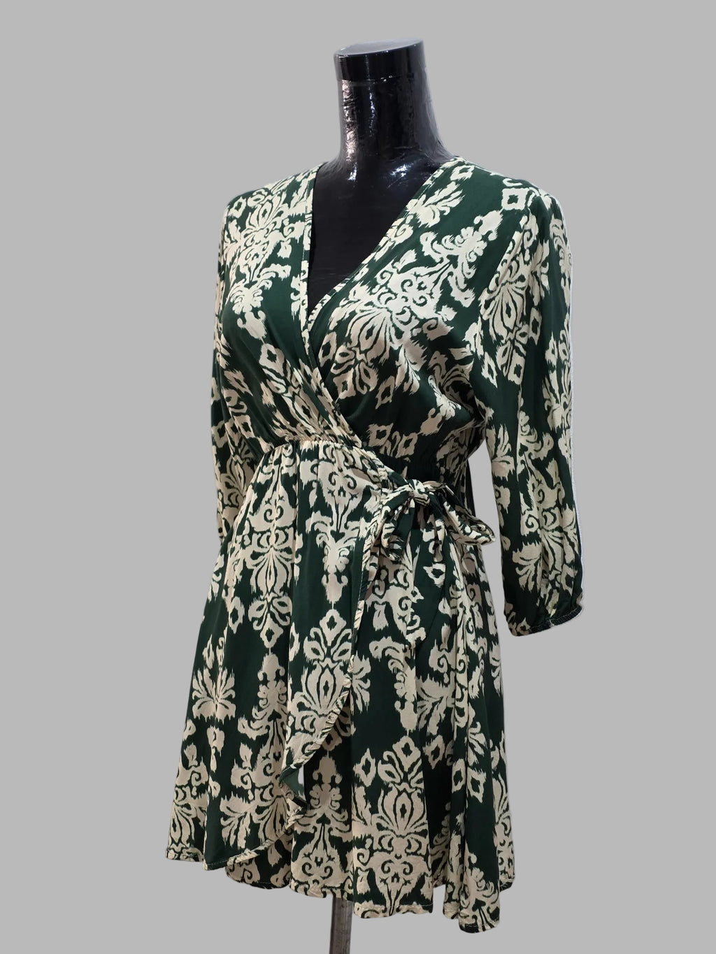 Grünes und cremefarbenes Kleid von Maddelton