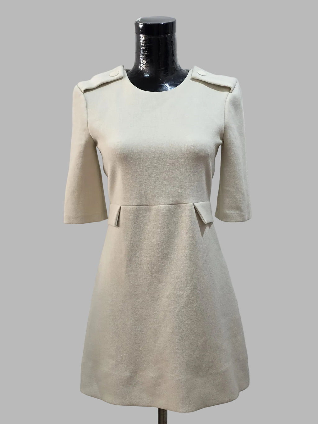 Vestido en crema de Zara