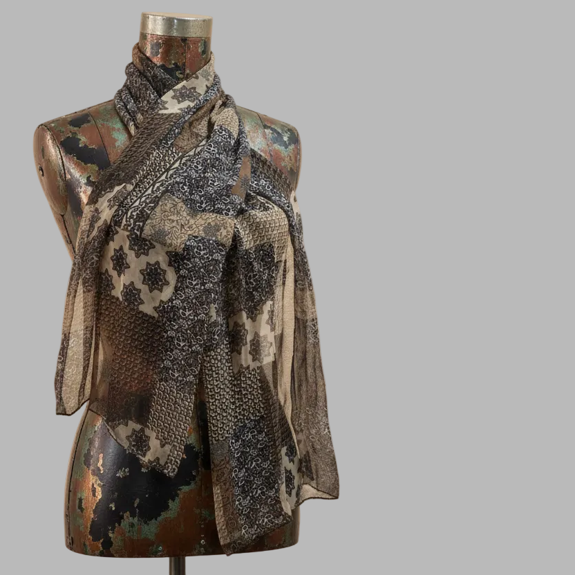 Brauner Schal mit verschiedenen Mustern