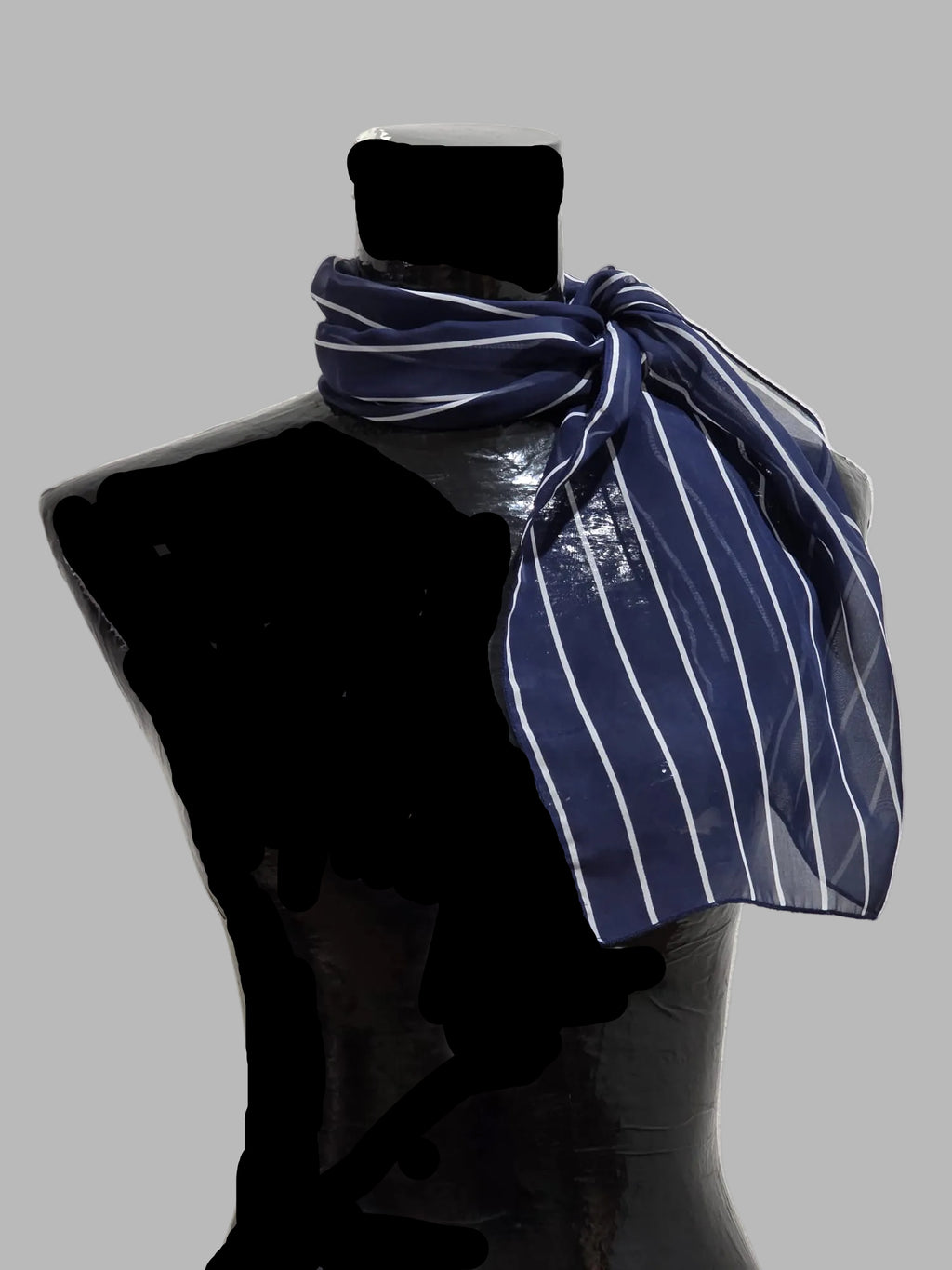 Fular corto azul con rayas blancas