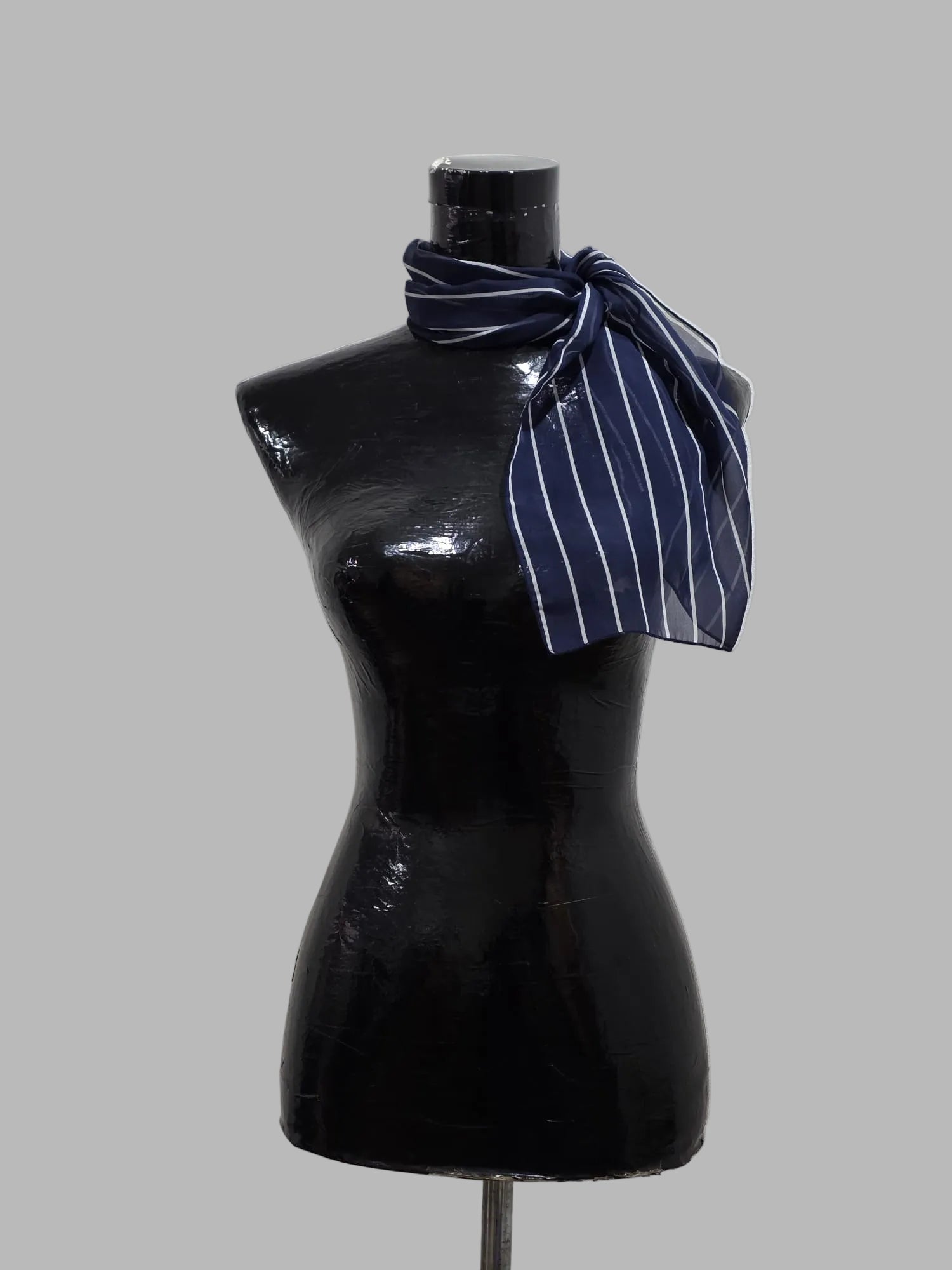 Kurzer blauer Schal mit weißen Streifen