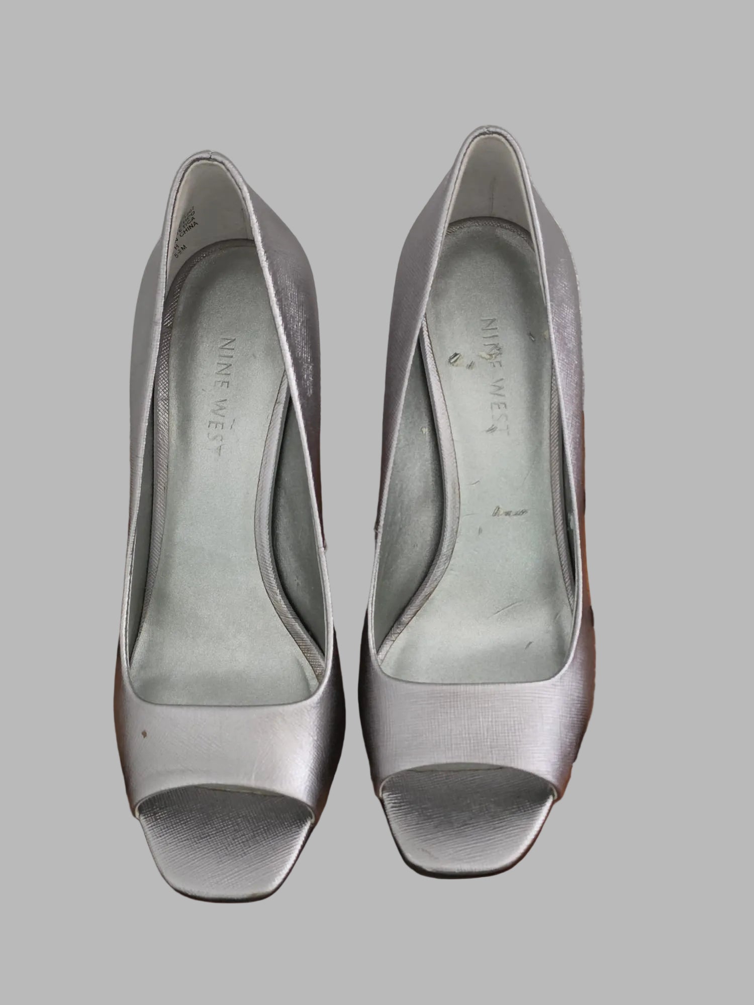 Zapatos plateados de Nine West