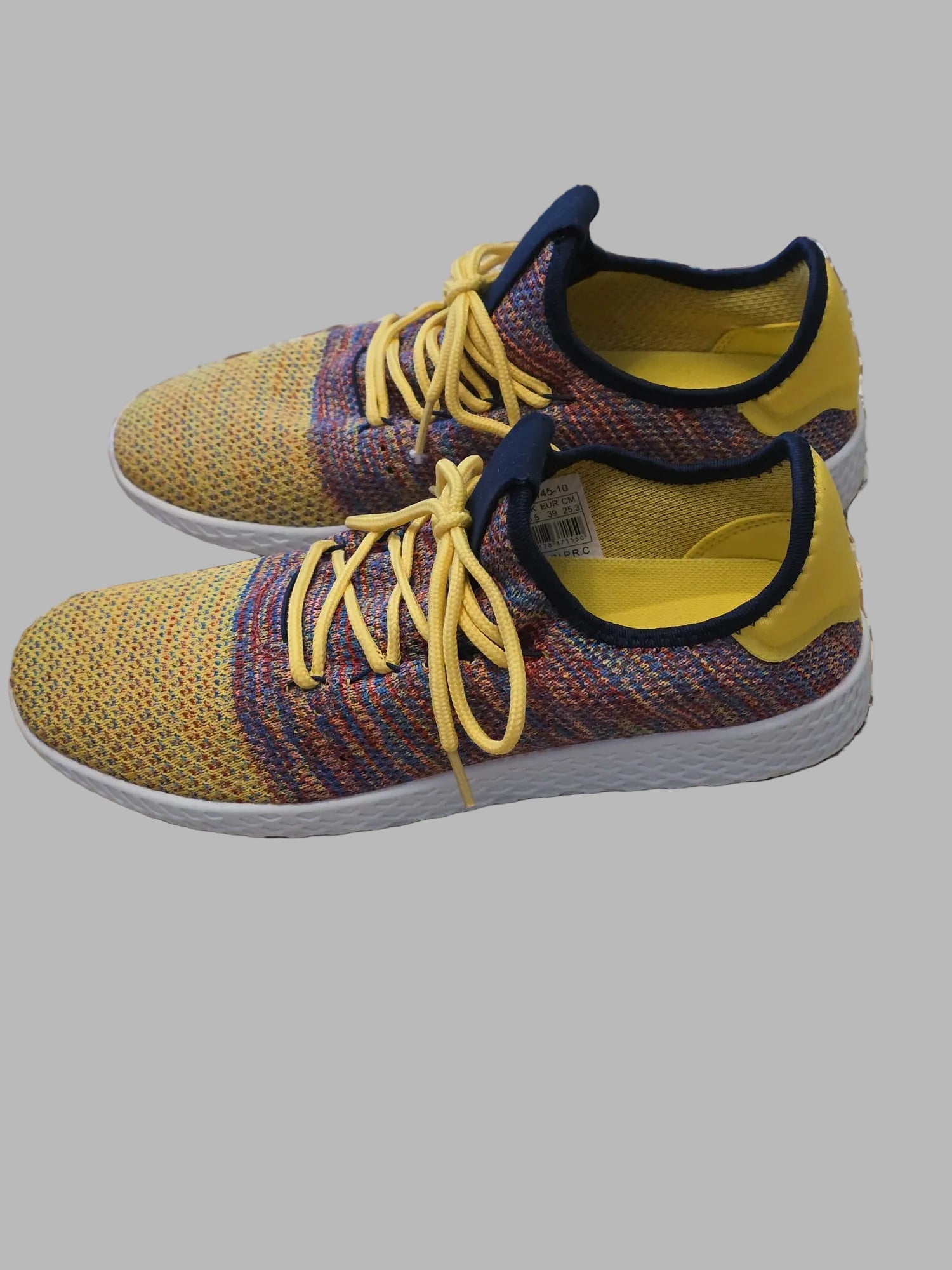 Mehrfarbige Sportschuhe