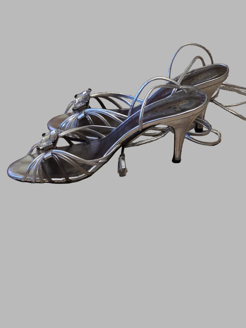 Sandalias plateadas de Beverly Feldmann