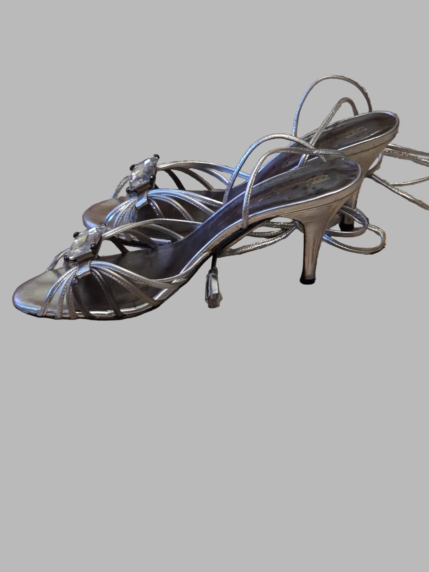 Sandalias plateadas de Beverly Feldmann