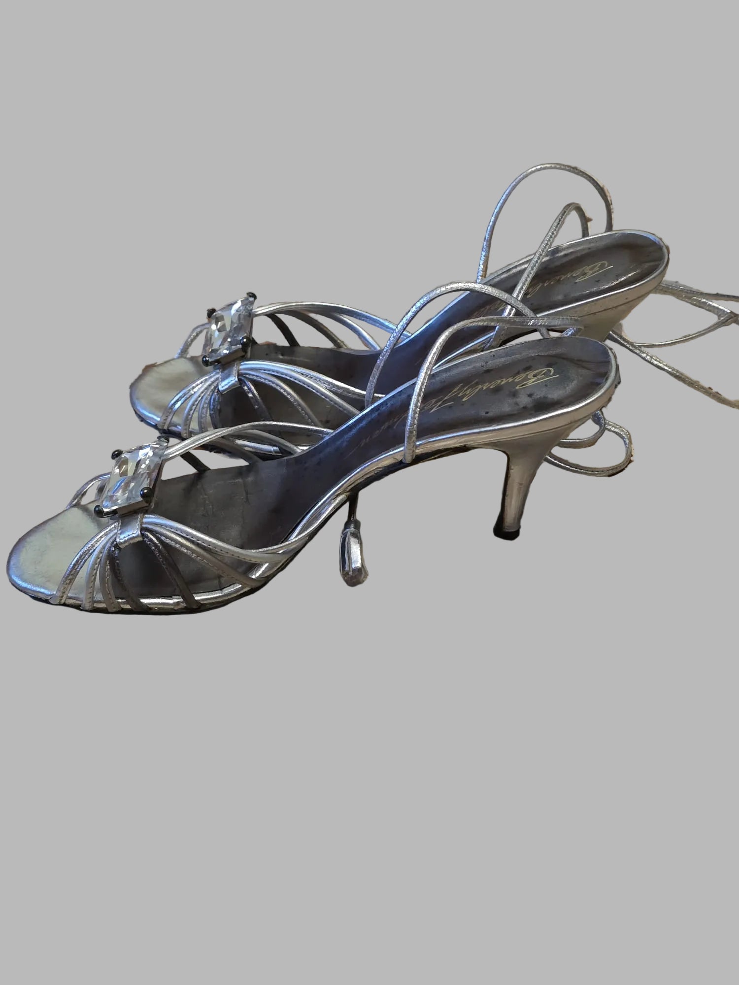 Sandalias plateadas de Beverly Feldmann