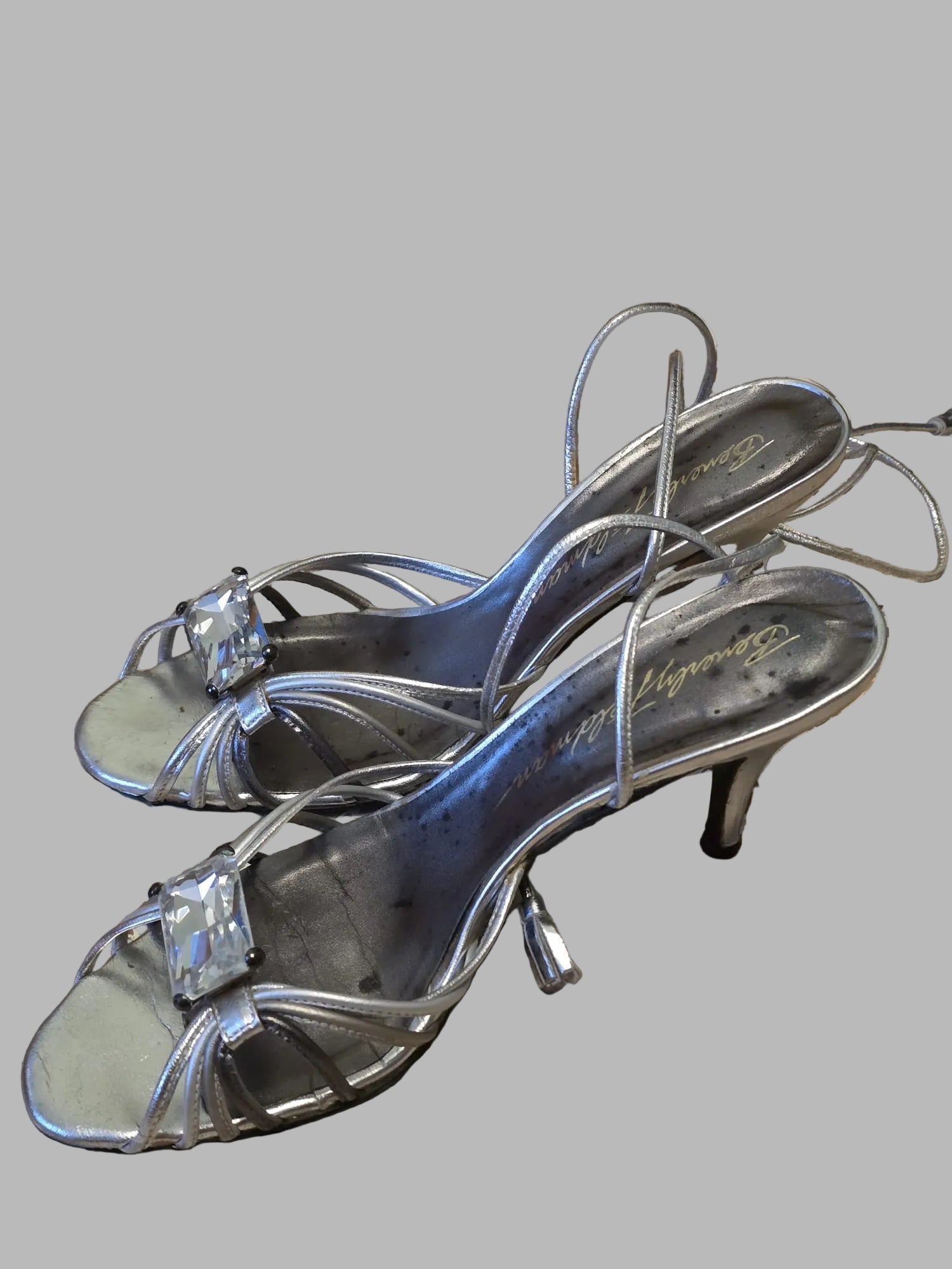 Sandalias plateadas de Beverly Feldmann