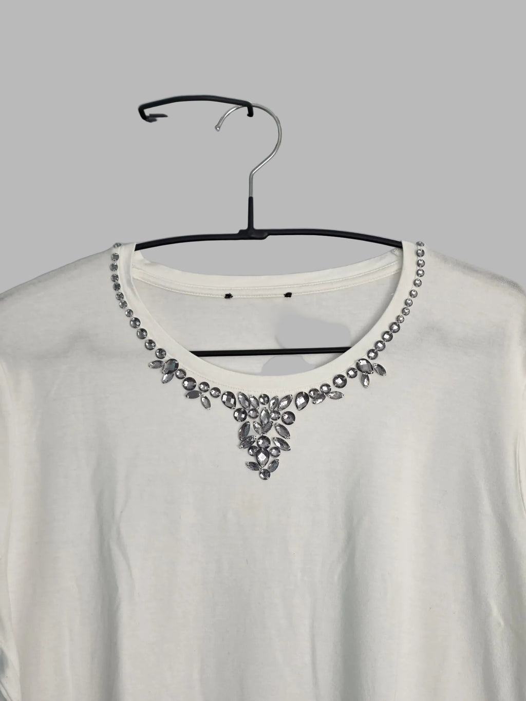 Camiseta blanca con abalorios