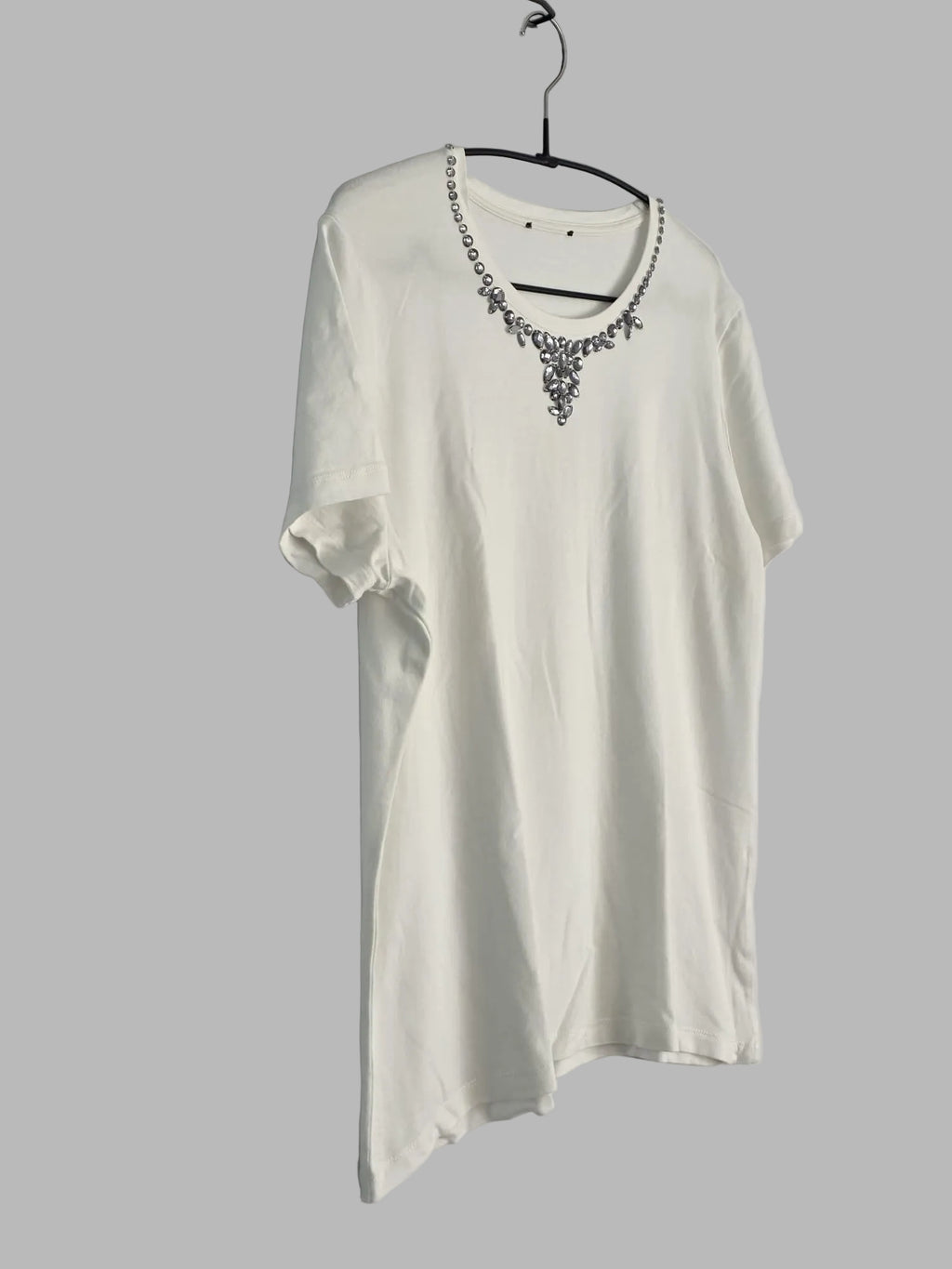 Camiseta blanca con abalorios
