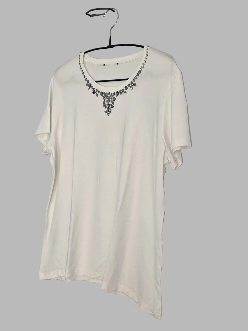 Camiseta blanca con abalorios