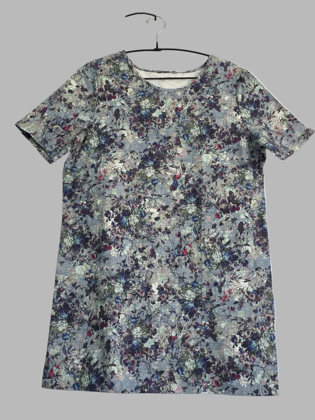 Robe imprimée florale bleuâtre
