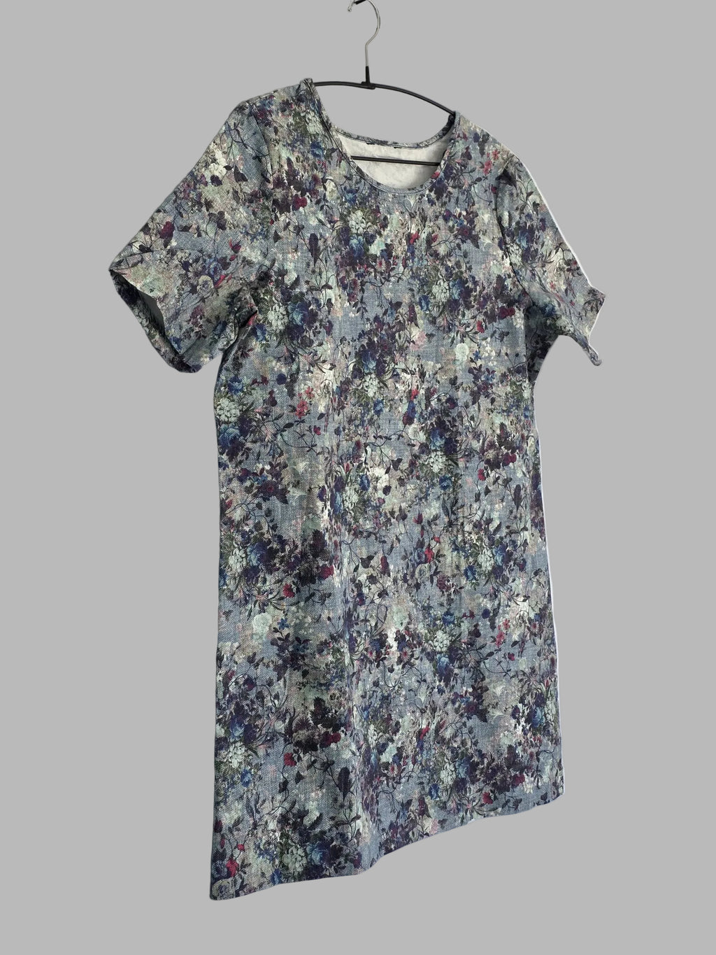 Robe imprimée florale bleuâtre