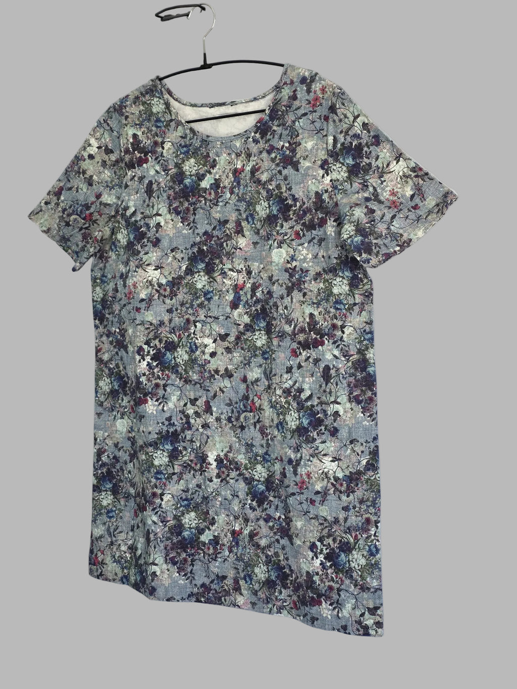 Robe imprimée florale bleuâtre