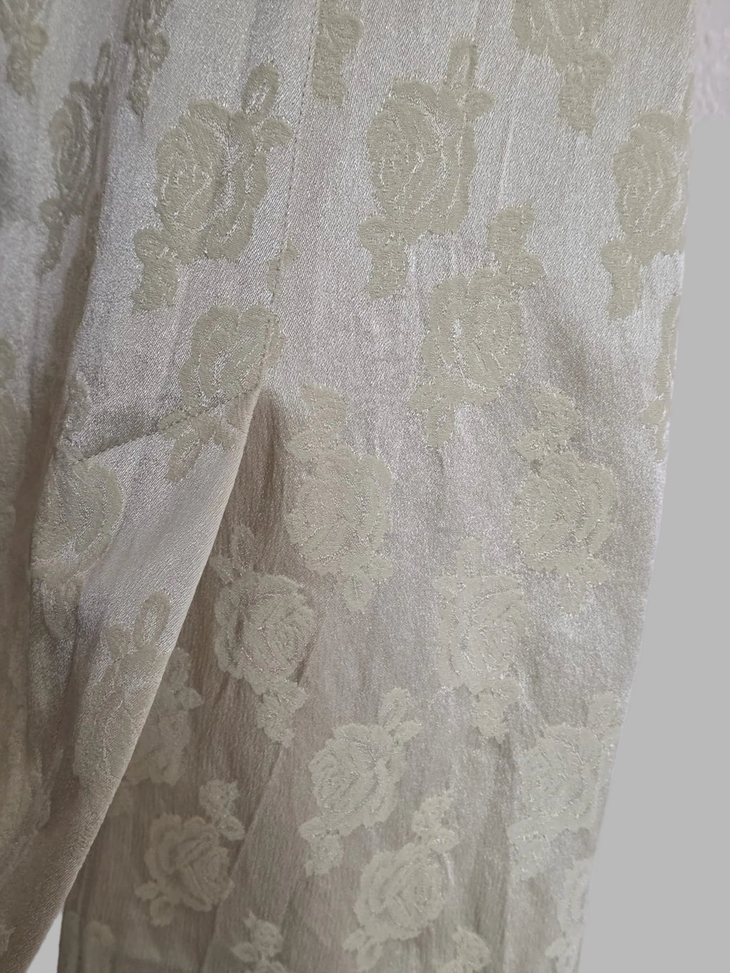 Geblümtes Vintage-Reliefkleid