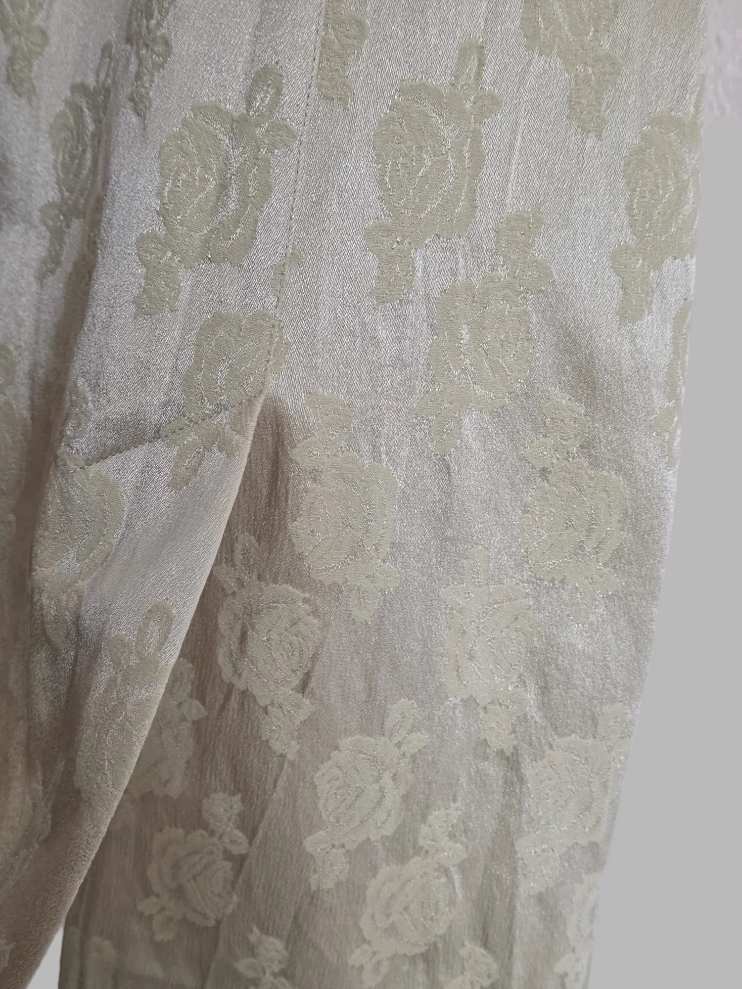 Geblümtes Vintage-Reliefkleid