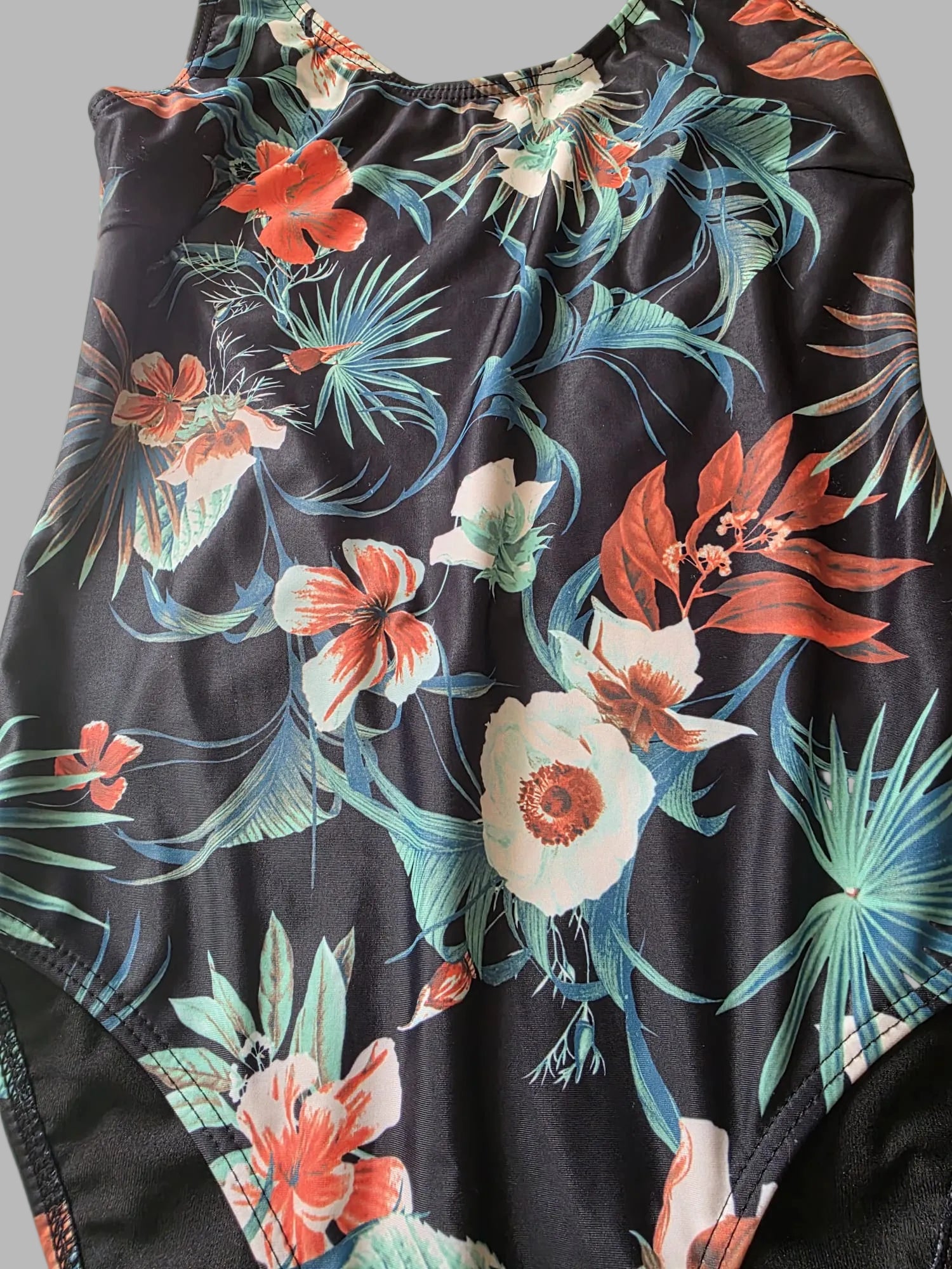 Schwarzer Badeanzug mit Blumen von Gestuz