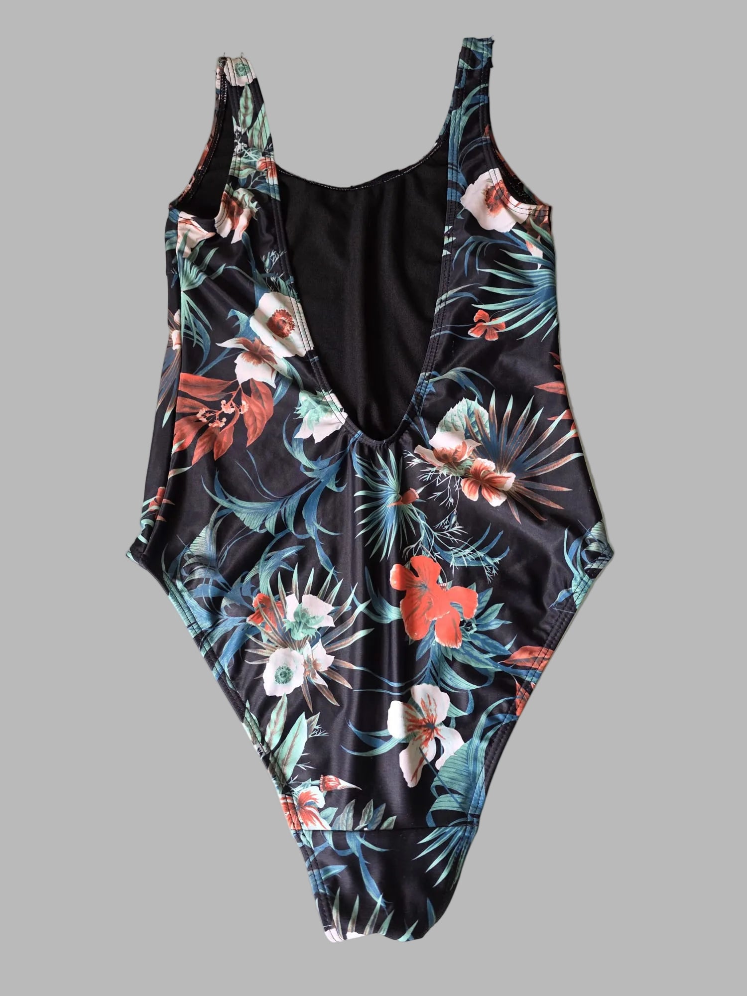 Bañador negro con flores de Gestuz