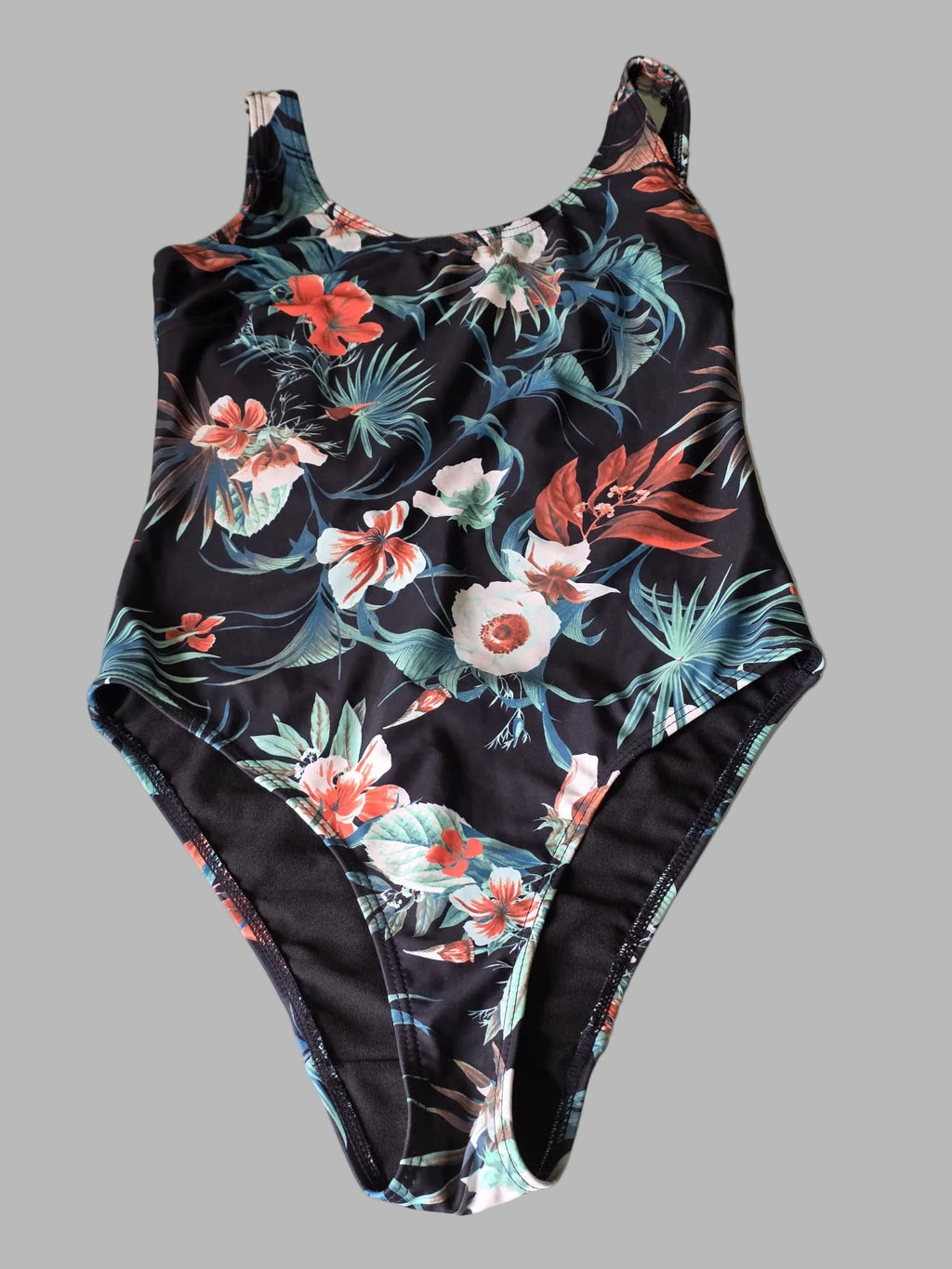 Bañador negro con flores de Gestuz