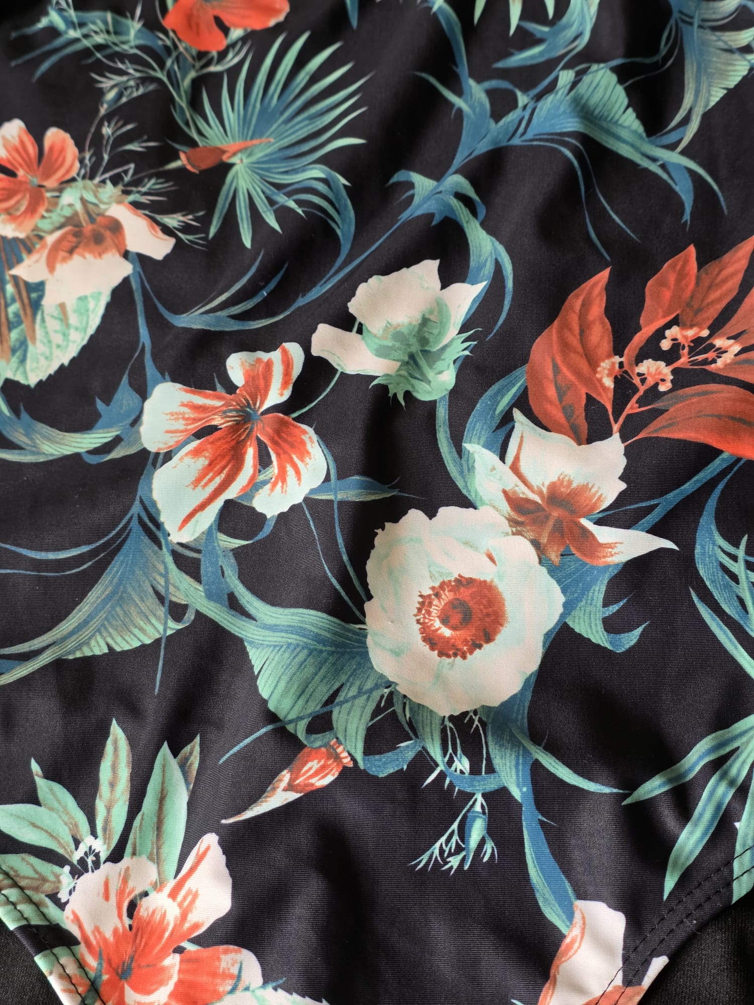 Bañador negro con flores de Gestuz