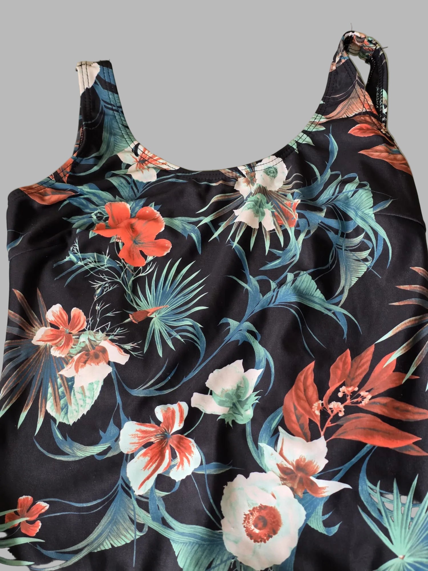 Bañador negro con flores de Gestuz