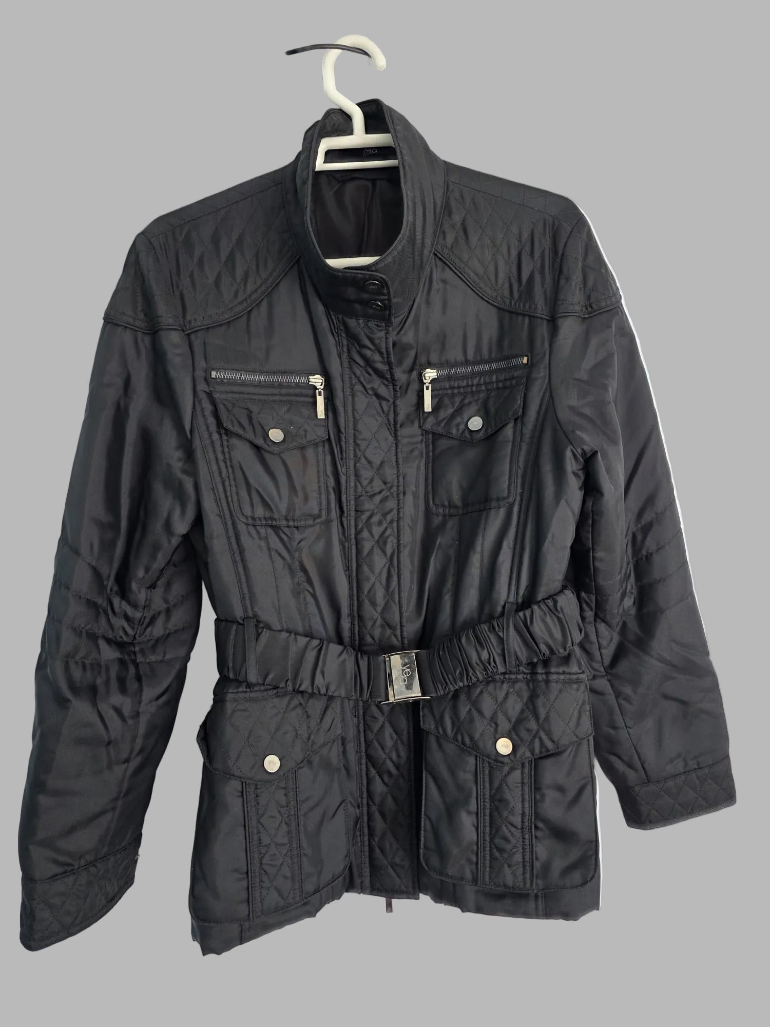 Chaqueta acolchada negra de Yera