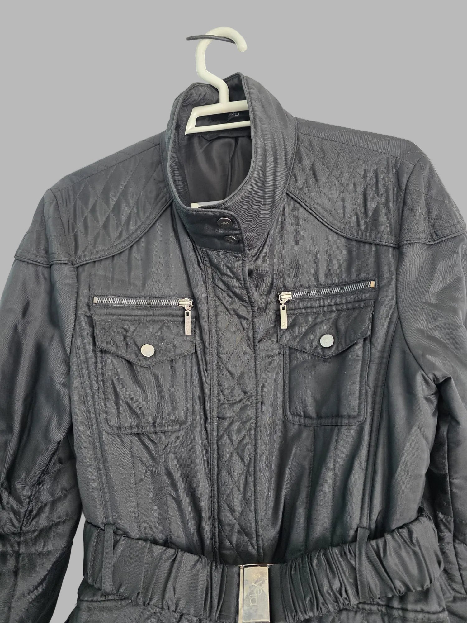 Chaqueta acolchada negra de Yera