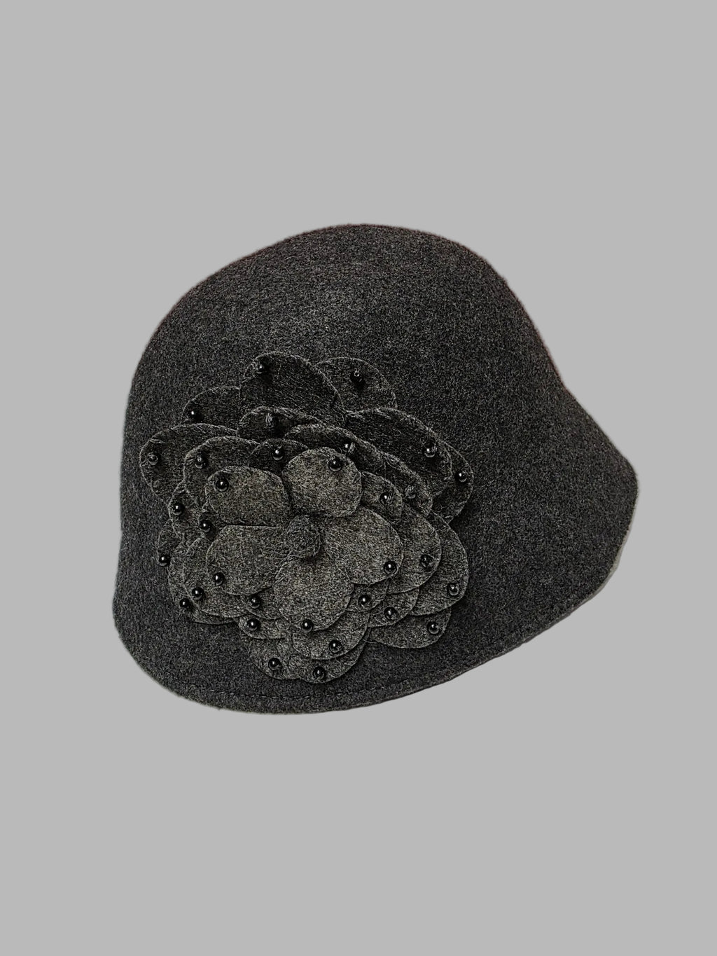 Gorro gris oscuro estilo cloché